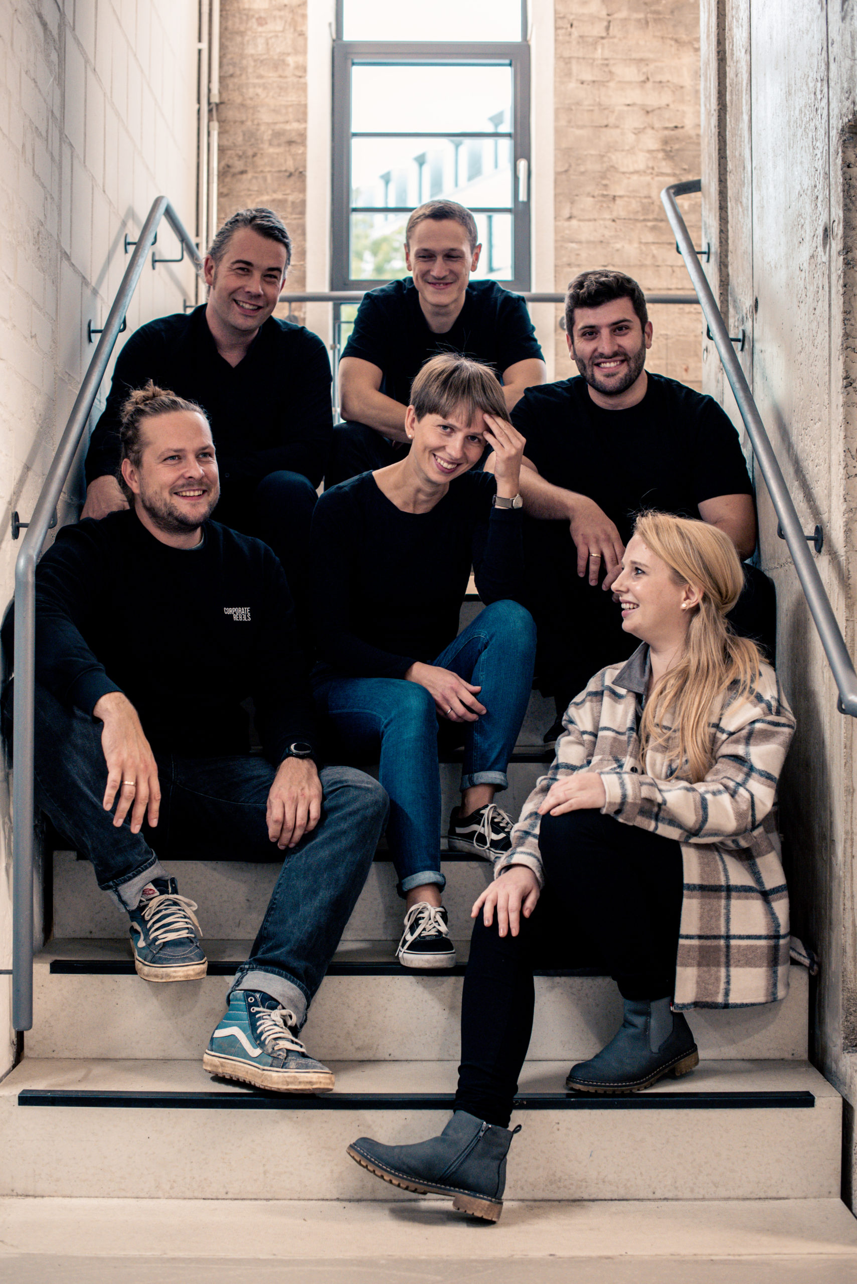 Teamfoto von Zeitgeiz auf Treppe